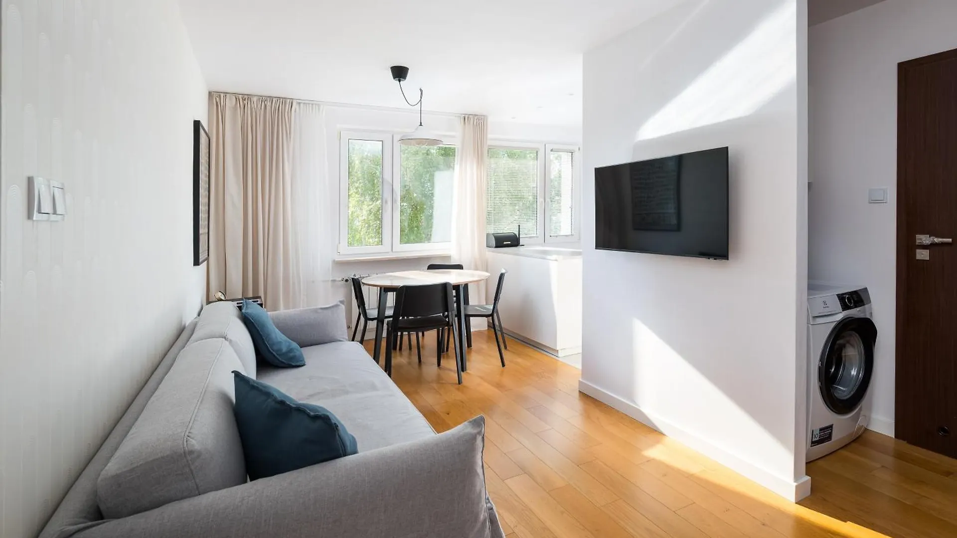 Metro Stoklosy 2-Bedroom Apartment ワルシャワ