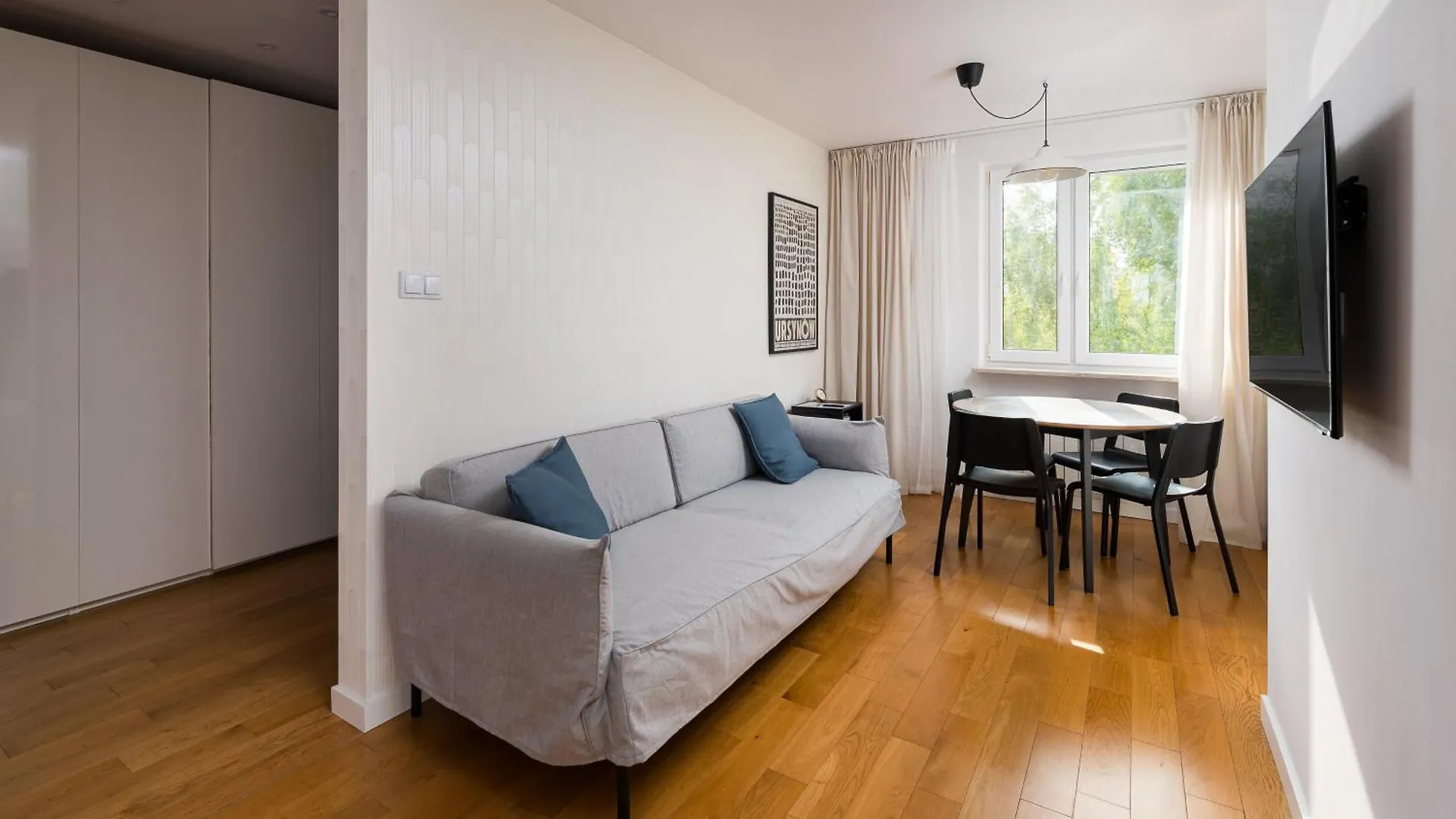 Metro Stoklosy 2-Bedroom Apartment ワルシャワ