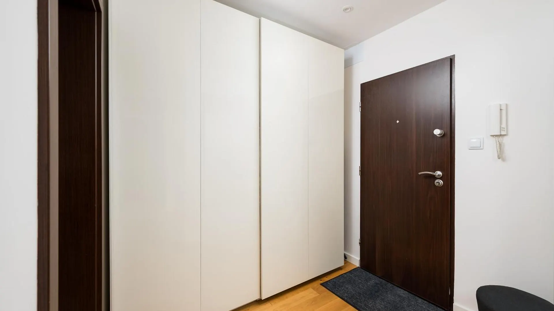 Metro Stoklosy 2-Bedroom Apartment ワルシャワ