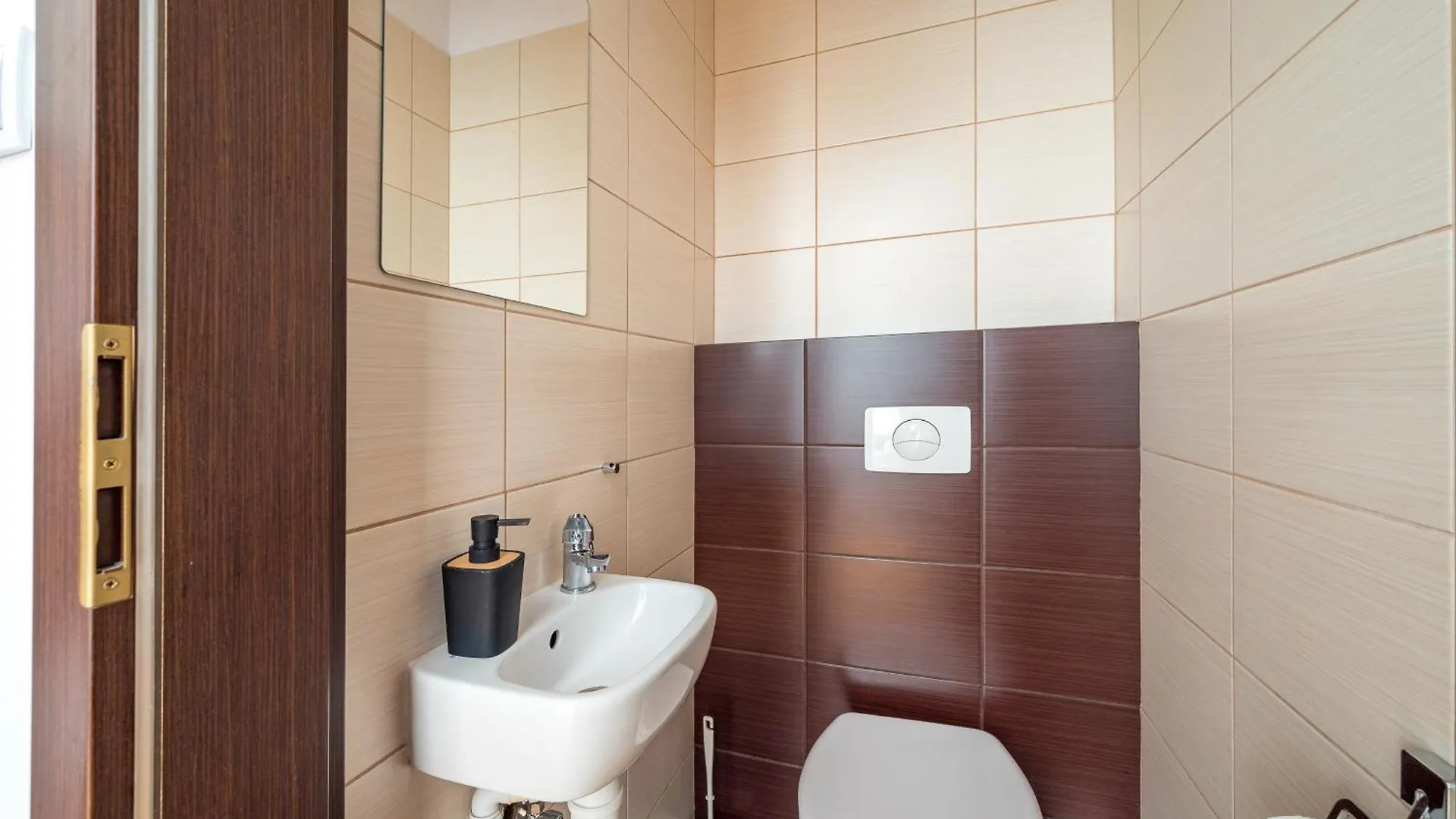 Metro Stoklosy 2-Bedroom Apartment ワルシャワ