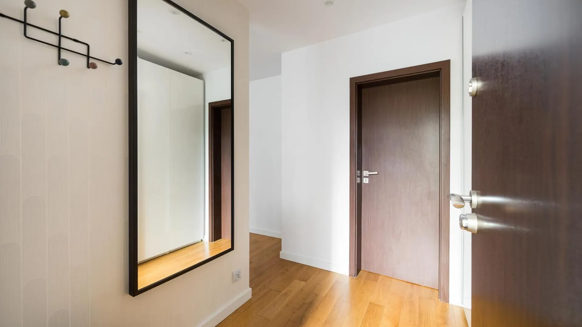 Metro Stoklosy 2-Bedroom Apartment ワルシャワ 0*,  ポーランド