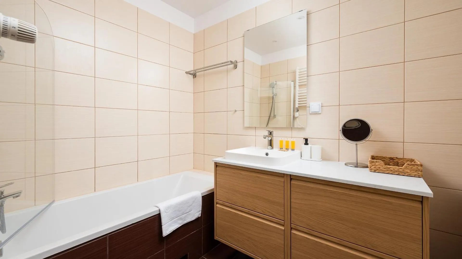 Metro Stoklosy 2-Bedroom Apartment ワルシャワ 0*,