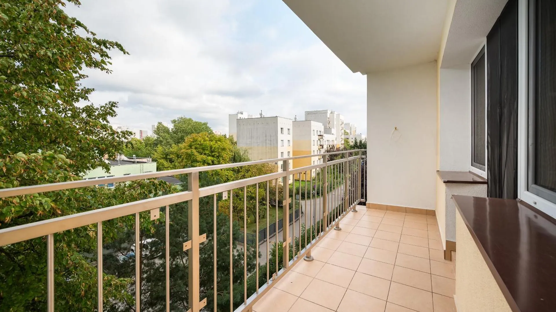 Metro Stoklosy 2-Bedroom Apartment ワルシャワ